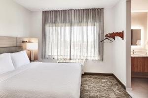 Postel nebo postele na pokoji v ubytování SpringHill Suites Phoenix Tempe Airport