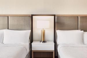 Postel nebo postele na pokoji v ubytování SpringHill Suites Phoenix Tempe Airport