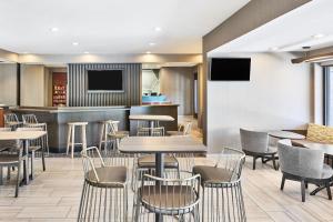 a restaurant with tables and chairs and a bar at SpringHill Suites Phoenix Tempe Airport in Tempe