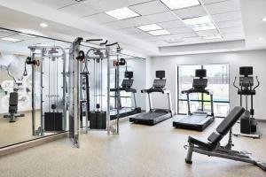 Fitness centrum a/nebo fitness zařízení v ubytování SpringHill Suites Phoenix Tempe Airport