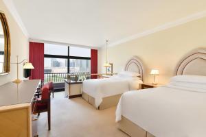 מיטה או מיטות בחדר ב-Sheraton Grand Doha Resort & Convention Hotel