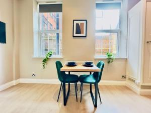 a dining room with a table and chairs at Super Central One Bedroom Flat Next To Brighton Beach in Brighton & Hove