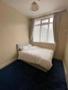 Habitación pequeña con cama y ventana en Victoria Guest House, en Stoke on Trent