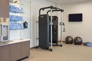 um quarto com um ginásio com uma máquina de água em SpringHill Suites by Marriott Orlando Lake Nona em Orlando