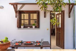 ein Tisch mit Tellern voller Essen darauf in der Unterkunft The backyard- Κατοικία στην Αγριά, Βόλου in Agria