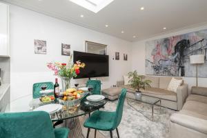 sala de estar con mesa y sillas verdes en Stay Picadilly en Londres