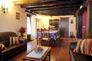 a living room with a table and a dining room at Casa Rural Gananea in Zuaztoy de Azpilcueta