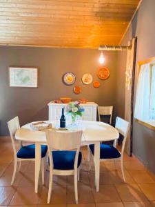 una sala da pranzo con tavolo e sedie bianchi di Casa da Venda Spa - Vista Gerês a Montalegre