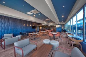 a restaurant with tables and chairs and windows at City Express Plus by Marriott Ciudad de Mexico Interlomas in Mexico City