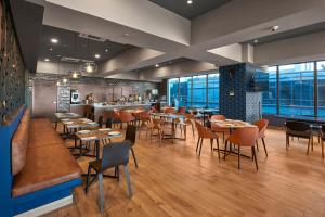 un restaurante con mesas y sillas y un bar en City Express Plus by Marriott Interlomas, en Ciudad de México