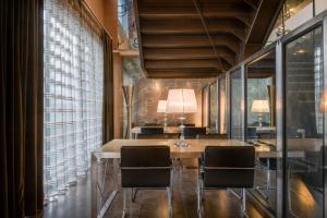 Posezení v ubytování AC Hotel Brescia by Marriott