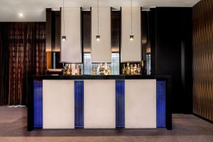 un bar in un hotel blu e bianco di AC Hotel Brescia by Marriott a Brescia