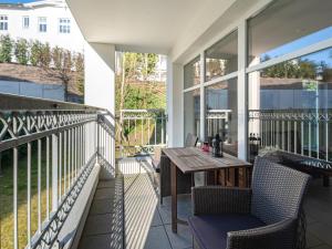 eine Terrasse mit einem Tisch und Stühlen auf dem Balkon in der Unterkunft Dünenresidenz Königin Augusta - Wohnung 04 mit Balkon in Binz