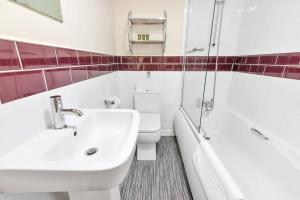 a bathroom with a sink and a toilet and a tub at Coach House - Lovely 1 Bedroom Flat near Derby City Centre in Derby