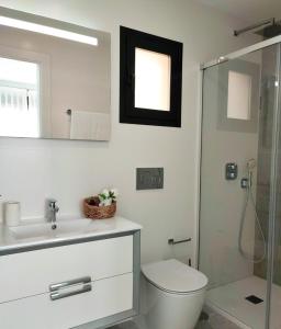 een badkamer met een toilet, een wastafel en een douche bij Apartamento con solarium en Jardines de Montesolana in Alicante