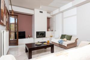ein Wohnzimmer mit einer Couch und einem Couchtisch in der Unterkunft The backyard- Κατοικία στην Αγριά, Βόλου in Agria