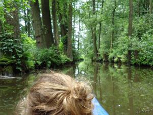 Uma mulher está num barco num rio. em Spreewaldpension Beesk em Raddusch