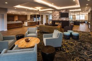 eine Lobby mit Sofas, einem Tisch und einem TV in der Unterkunft Residence Inn by Marriott Wenatchee in Wenatchee