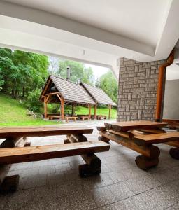 einen Pavillon mit Picknicktischen in einem Park in der Unterkunft Ośrodek Magnolia in Ustroń