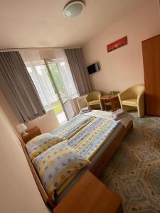 a bedroom with a large bed in a room at Tedi 2 in Rewal
