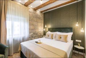 Posteľ alebo postele v izbe v ubytovaní Old town vibes for 2, luxury room with sea view