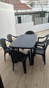 una mesa negra y sillas en el balcón en Antonio Apartment, en Los Cristianos