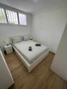 1 dormitorio blanco con 1 cama en una habitación en Antonio Apartment, en Los Cristianos