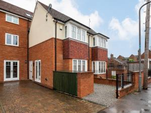 an exterior view of a brick house at Pass the Keys Central Marlow townhouse with private parking in Marlow