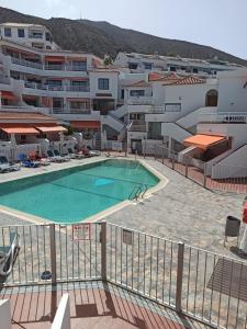 una piscina frente a un edificio en Antonio Apartment, en Los Cristianos