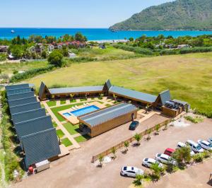 - une vue aérienne sur un bâtiment avec une piscine dans l'établissement Araz Wooden Concept, à Kumluca