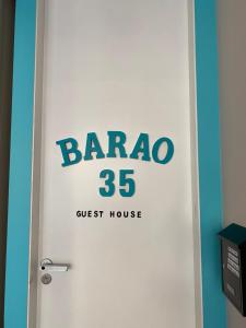 una puerta con una casa de huéspedes barooga en Barão 35 Guest House en Braga