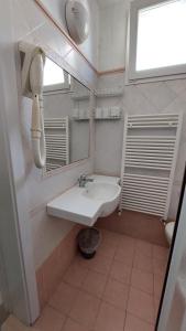 A bathroom at Dipendenza Hotel Las Vegas