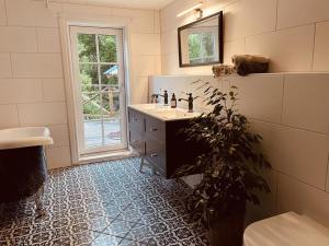 łazienka z umywalką i rośliną w obiekcie koh tenta a b&b in a luxury glamping style w mieście Mariefred