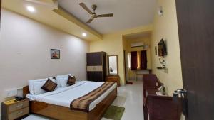- une chambre avec un lit et un ventilateur de plafond dans l'établissement Goroomgo Silicon Residency Puri Near Sea Beach - Parking & Lift Facilities - Best Hotel in Puri, à Purî