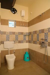 La salle de bains est pourvue d'une douche et de toilettes. dans l'établissement Goroomgo Silicon Residency Puri Near Sea Beach - Parking & Lift Facilities - Best Hotel in Puri, à Purî