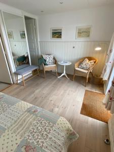 Postel nebo postele na pokoji v ubytování Klithjem Badehotel
