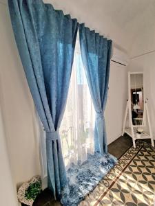 una tenda blu su una finestra in una stanza di siculi central apartment a Catania