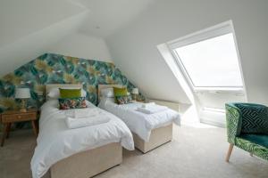 um quarto com 2 camas e uma janela em Maycliffe em Shanklin