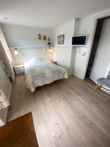 Postel nebo postele na pokoji v ubytování Klithjem Badehotel