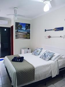 a bedroom with a bed and a painting on the wall at Refúgio BEM-TE-VI in Guarujá