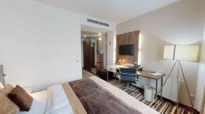 Business Hotel Astrum Laus客房内的一张或多张床位