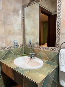 Ένα μπάνιο στο HOSTAL TREVELEZ +63 φωτογραφίες