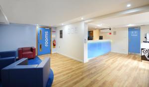 Uma área de estar em Travelodge Dublin Airport North 'Swords'