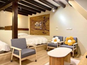 Una cama o camas en una habitación de 九份沐石原宿二館mu shi b&b