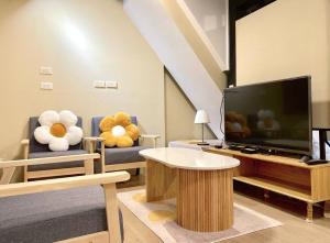 Una televisión o centro de entretenimiento en 九份沐石原宿二館mu shi b&b