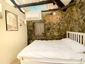 Una cama o camas en una habitación de 九份沐石原宿二館mu shi b&b