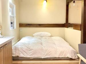 Una cama o camas en una habitación de 九份沐石原宿二館mu shi b&b