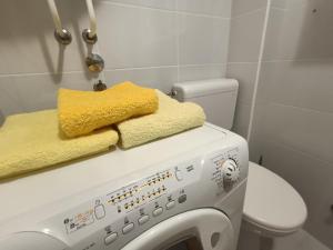a washing machine with two towels on top of it at Apartman U2 in Veliko Gradište