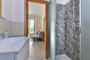 Das Bad ist mit einer Dusche und einer Badewanne ausgestattet. in der Unterkunft Casa Camilla in Procchio