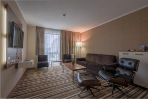 Business Hotel Astrum Laus的电视和/或娱乐中心